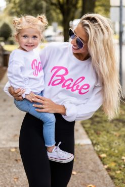 Top 10 👍 Pink Lily Babe White Graphic Sweatshirt ❤️ -Tees Shop 1K0A8285 126bd236 4b6a 43a9 8b7a 93c2aebc391e 650x